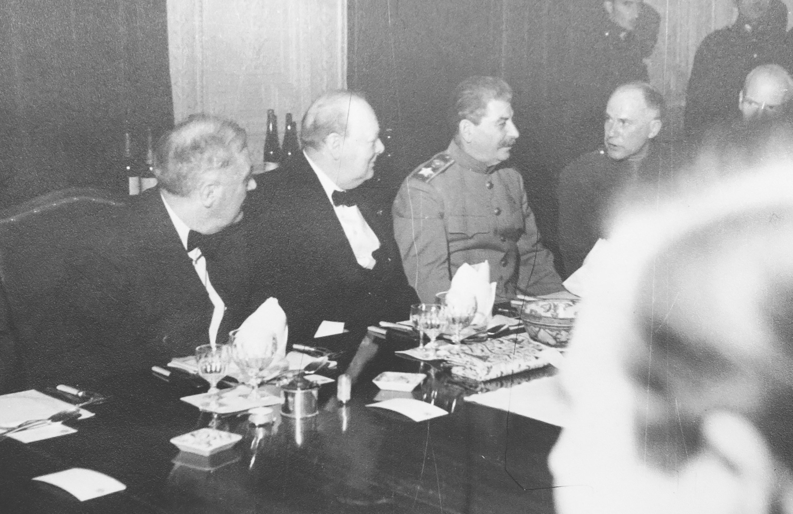 Roosevelt, Churchill y Stalin cenando en Teherán por el 69 cumpleaños de Churchill en 1943