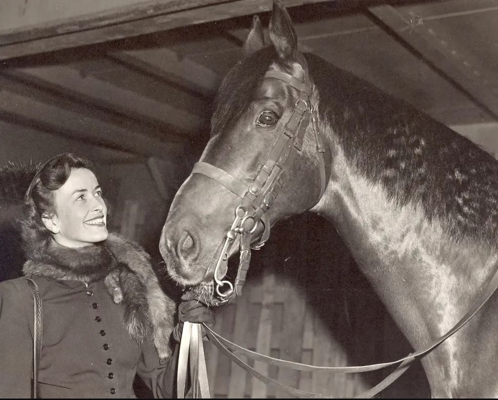 Kathy Harriman con Fact, uno de los dos caballos de pura raza regalados por Stalin cuando ella y su padre dejaron Moscú